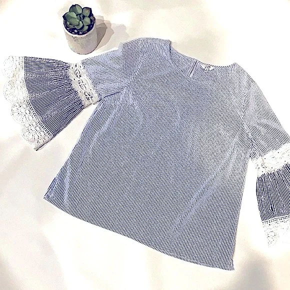 NEW Crown & Ivy Seersucker Striped Bell Sleeve Top White Blue Size M - Picture 5 of 13